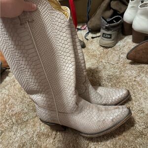 Idyllwind by Miranda lambert boots. Like an iridescent white color. Very pretty!